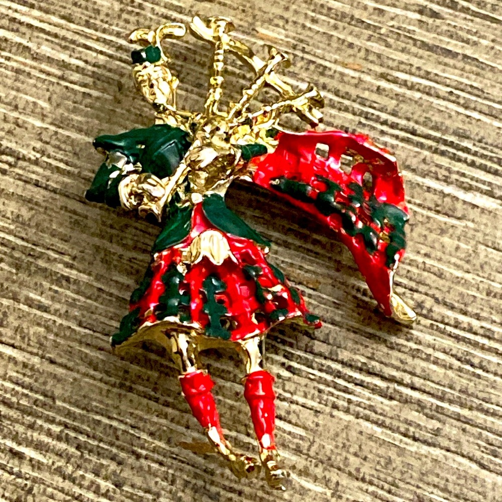 Vintage 70s Scottish Bagpiper Silver Tone Alloy & Enamel Broach